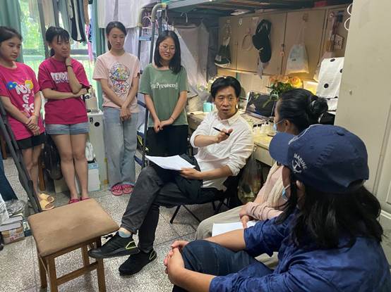 说明: E:\bet356亚洲体育官网入口\学生档案\2022年工作\1.学生工作\毕业生\校领导访企拓岗（深入寝室，深入学生、深入企业）\走访寝室图片\fa8a9a134fdcccc2c1e8de02b6f037f.jpg